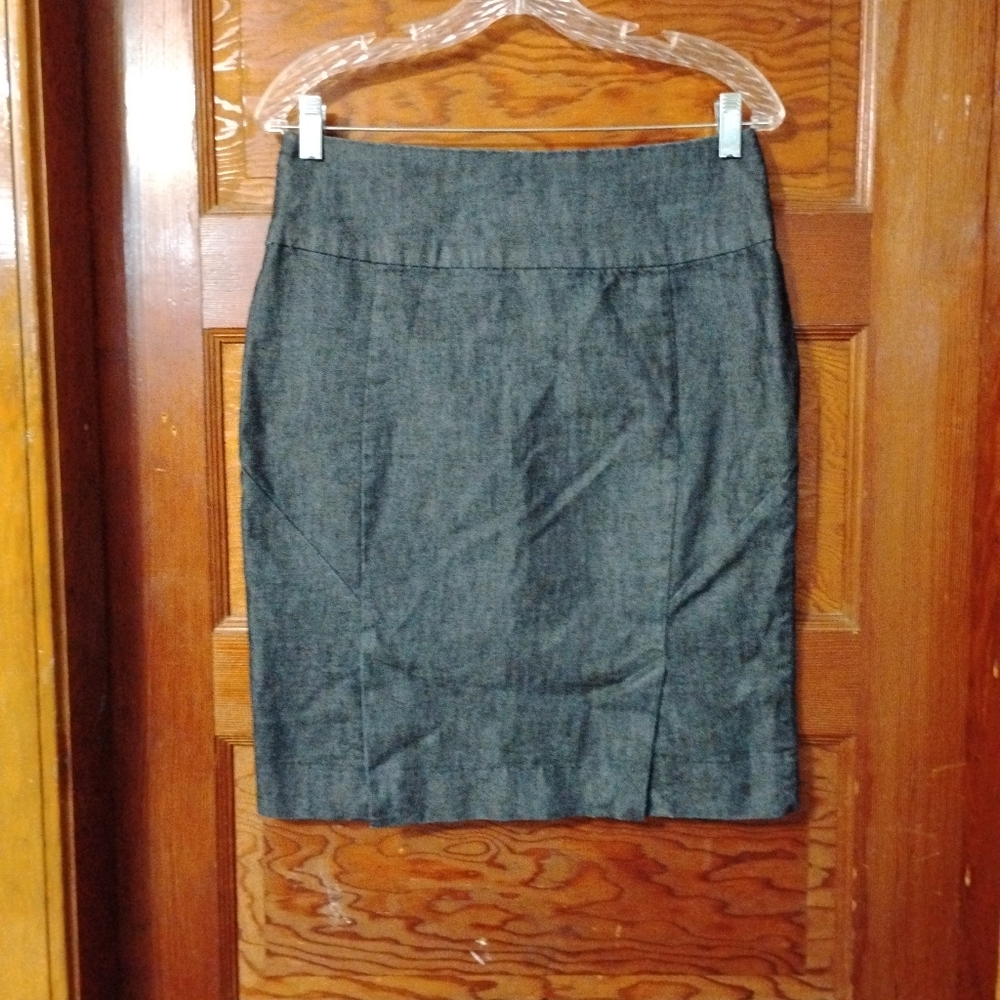 Gap size 6 pencil skirt.